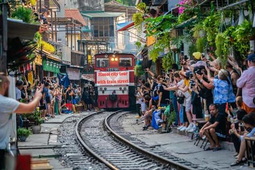Hanoi Local Food Tour with Train Street and Old Quarter Highlights