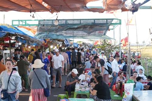 The food at An Nhứt rural market in Ho Chi Minh City attracts many visitors during the holiday season.