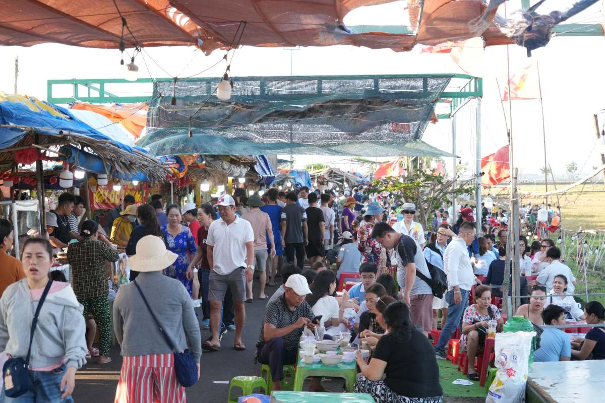 The food at An Nhứt rural market in Ho Chi Minh City attracts many visitors during the holiday season.