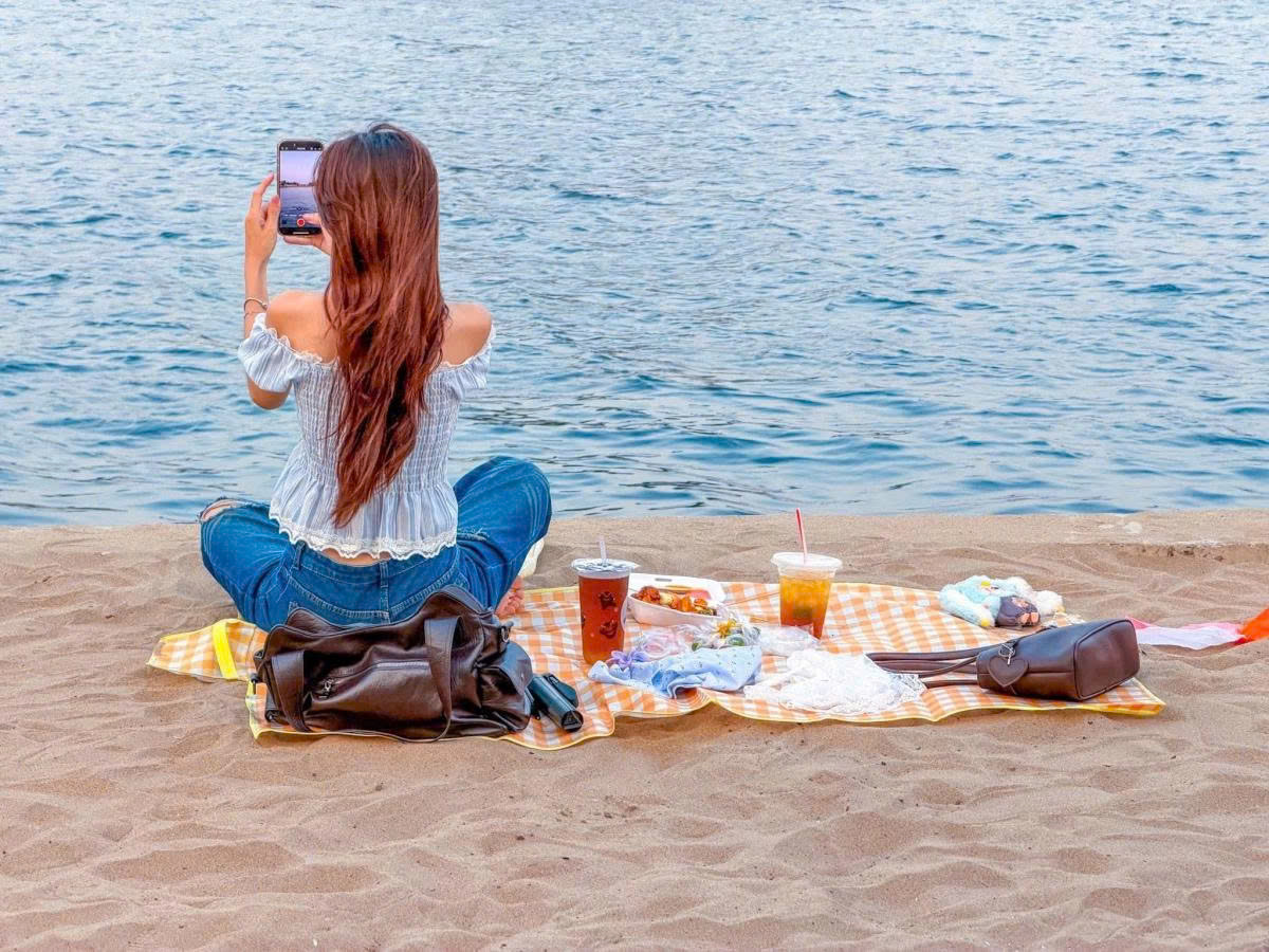 People flock to 'Go Vap beach' to enjoy the breeze.