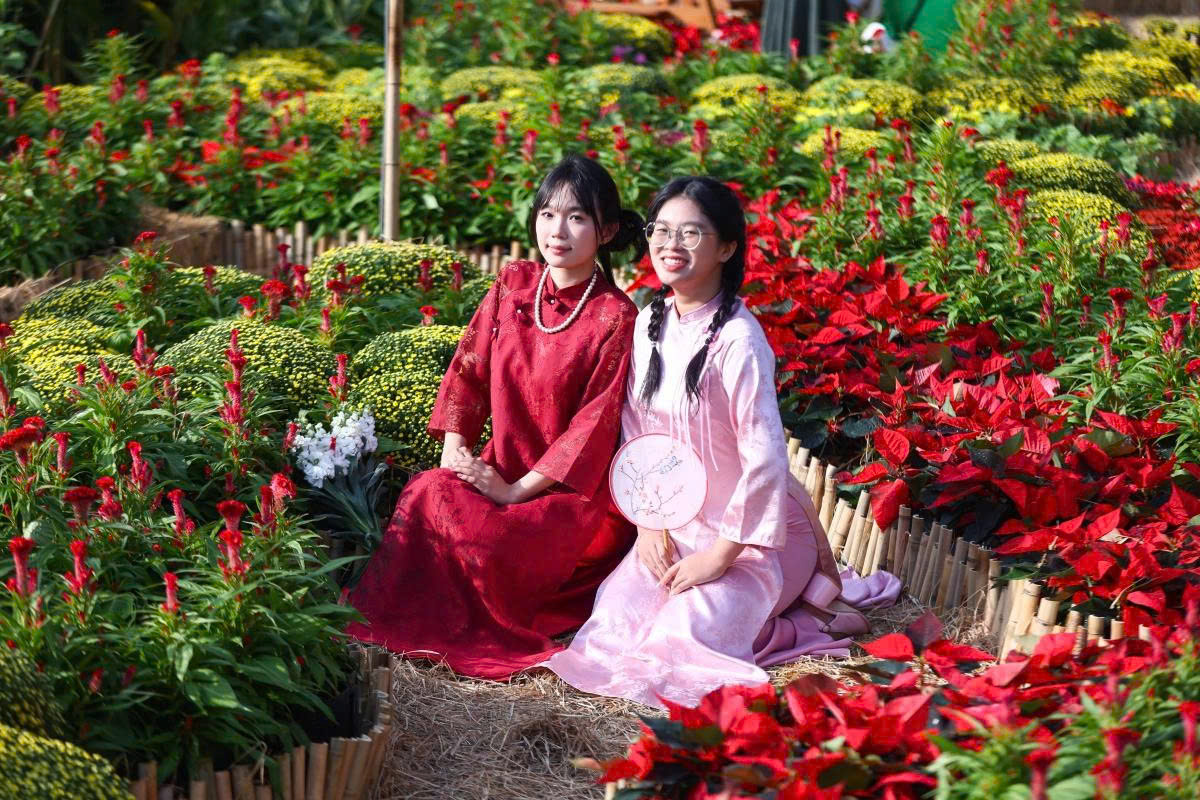 Tourists flock to check in at the spring flower garden next to the metro station.